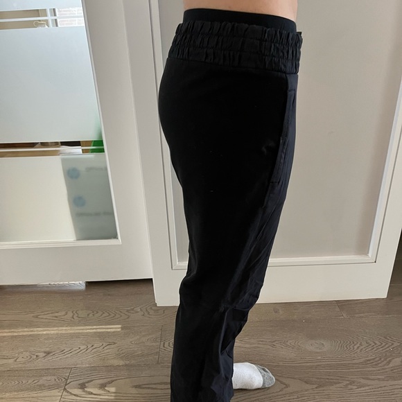 Size 8 Lulu Lemon pants! Perfect for spring. - Picture 2 of 5